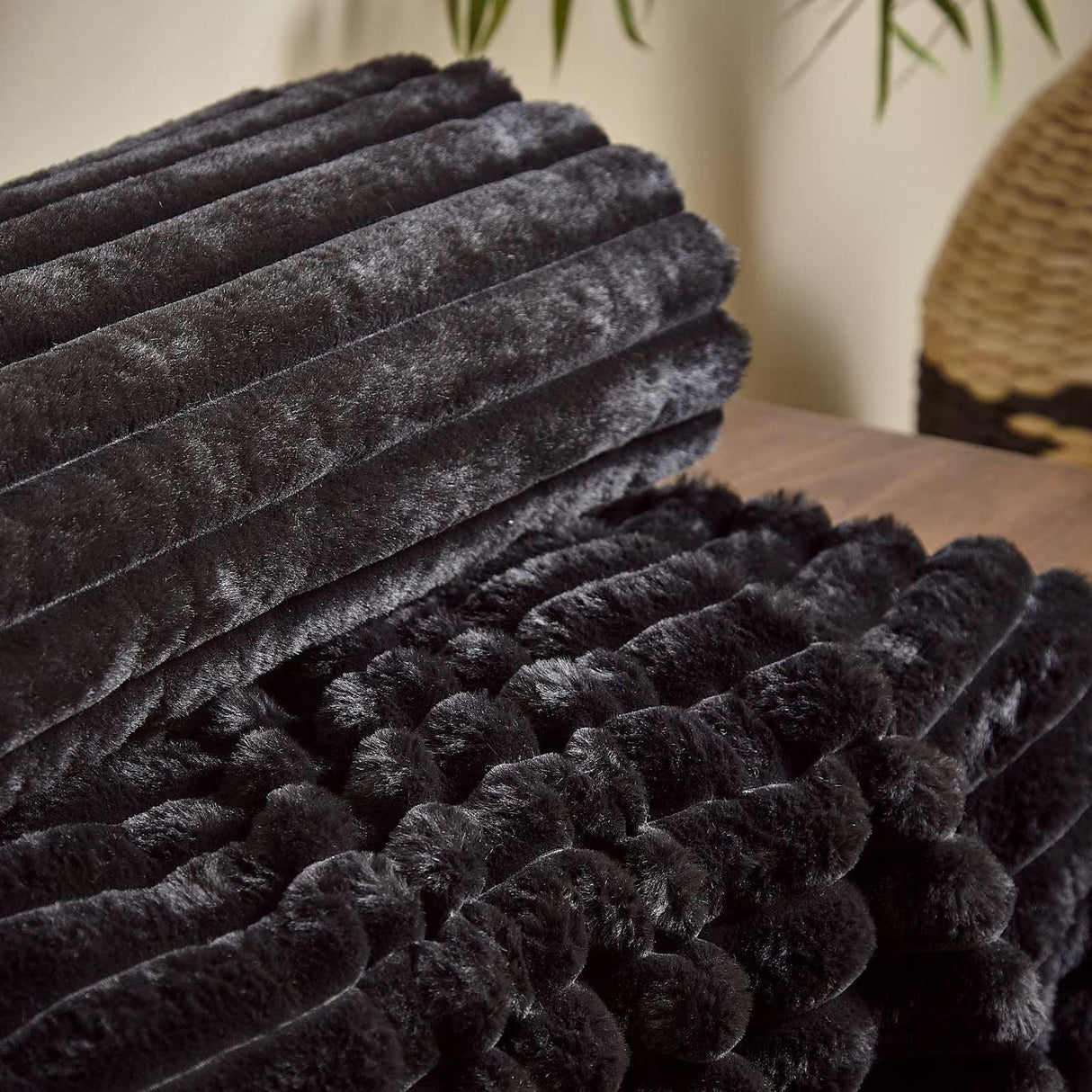 Cosy Ribbed Faux Fur Throw Black