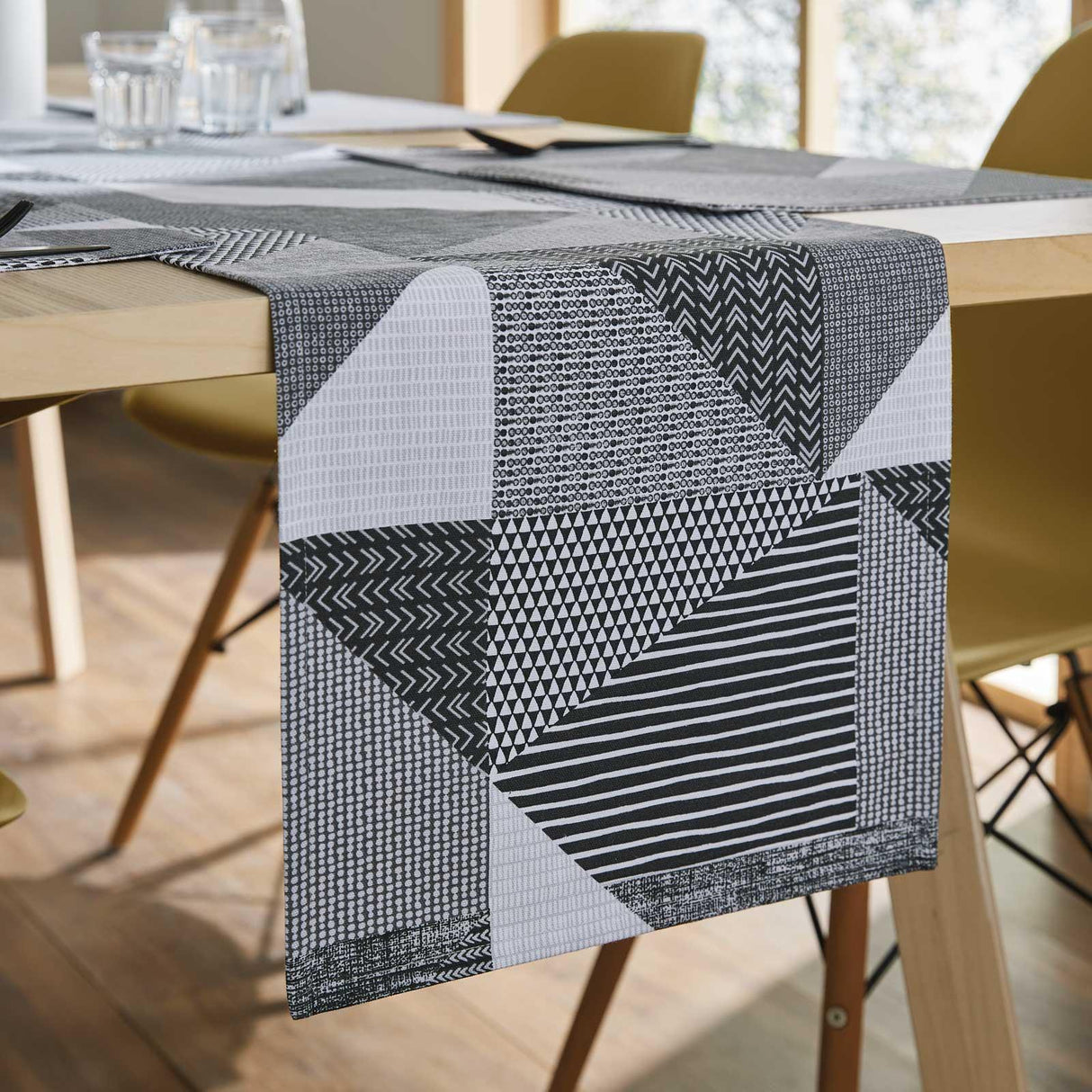 Larsson Geo Table Runner Grey