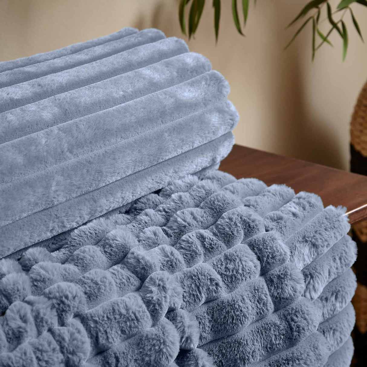 Cosy Ribbed Throw Lansfield Blue