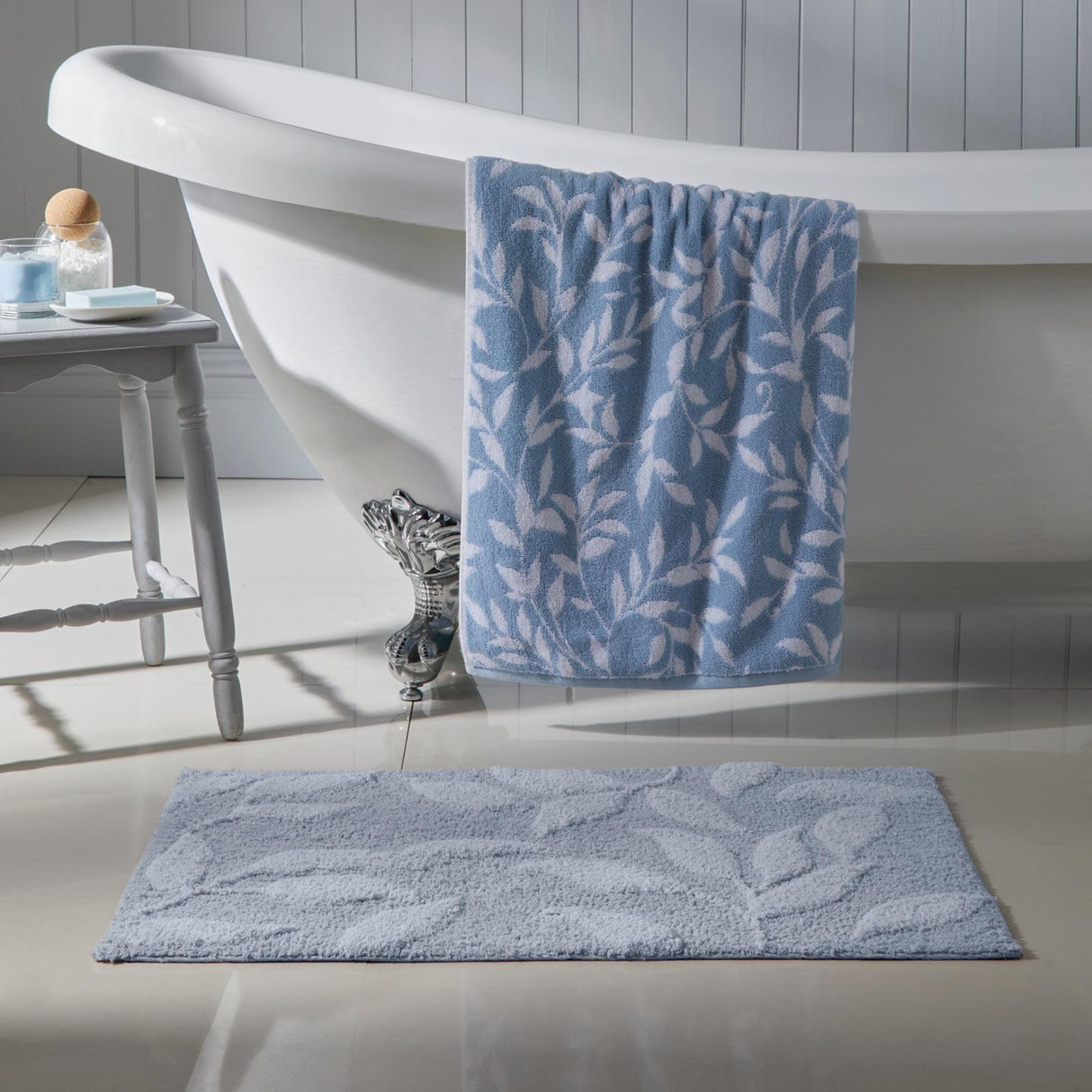 Sandringham Jacquard Leaf Towel Blue